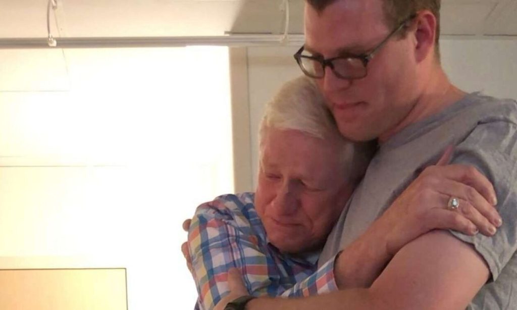 Προπάππους μαθαίνει στο μαιευτήριο ότι το μωρό θα πάρει το όνομά του και βάζει τα κλάματα (βίντεο)