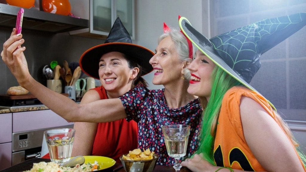 To Halloween πλησιάζει: Δείτε 5 στολές που μπορείτε να φτιάξετε με τα ρούχα σας (φωτό-βίντεο)