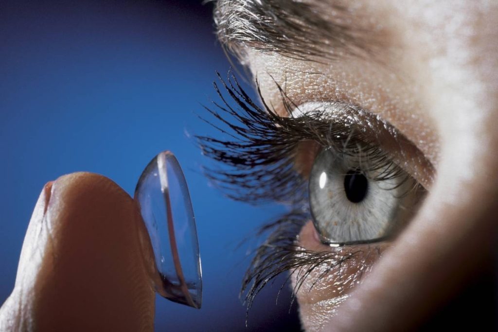 Απίστευτο βίντεο: Αφαίρεσαν 23 φακούς επαφής από το μάτι ηλικιωμένης (σκληρές εικόνες)