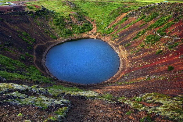 «Γαλάζια λίμνη» σε κρατήρα ηφαιστείου δημιουργεί «μαγικό» θέαμα (φωτο)