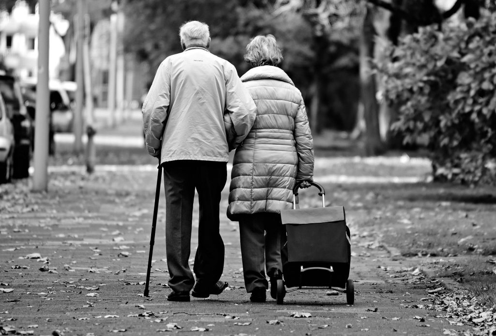 Γήρανση πληθυσμού: Ταχύτατη και μη αναστρέψιμη – «Αποδεκατίζεται» ο ελληνικός πληθυσμός