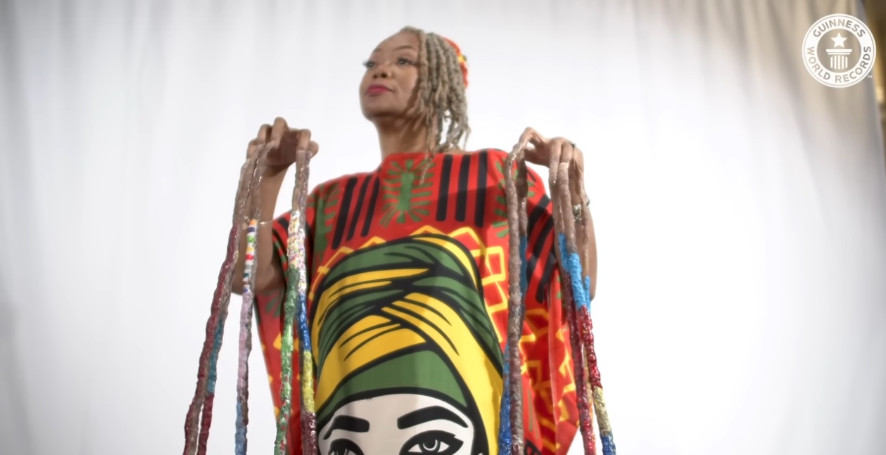 Στο βιβλίο Guinness γυναίκα που μακραίνει τα νύχια της επί 25 χρόνια! (φωτό & βίντεο)