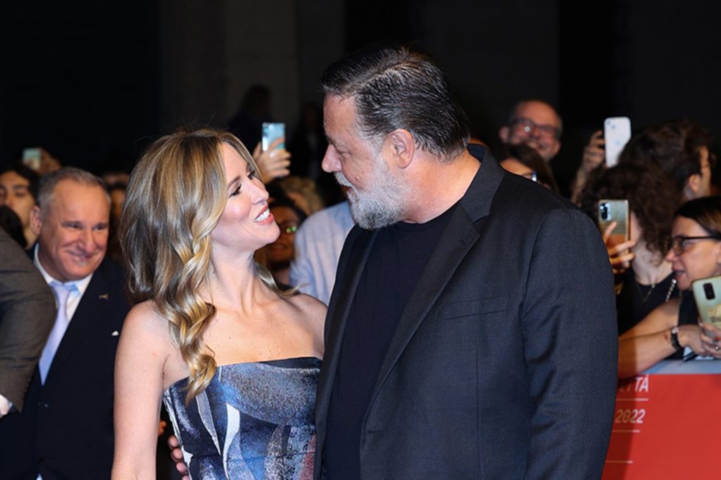 Ράσελ Κρόου: Στην πρεμιέρα της νέας του ταινίας με την 31χρονη σύντροφό του ο 58χρονος ηθοποιός