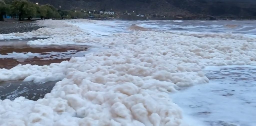 Κακοκαιρία στην Κρήτη: Άφρισε η θάλασσα στην Αγία Πελαγία (βίντεο)