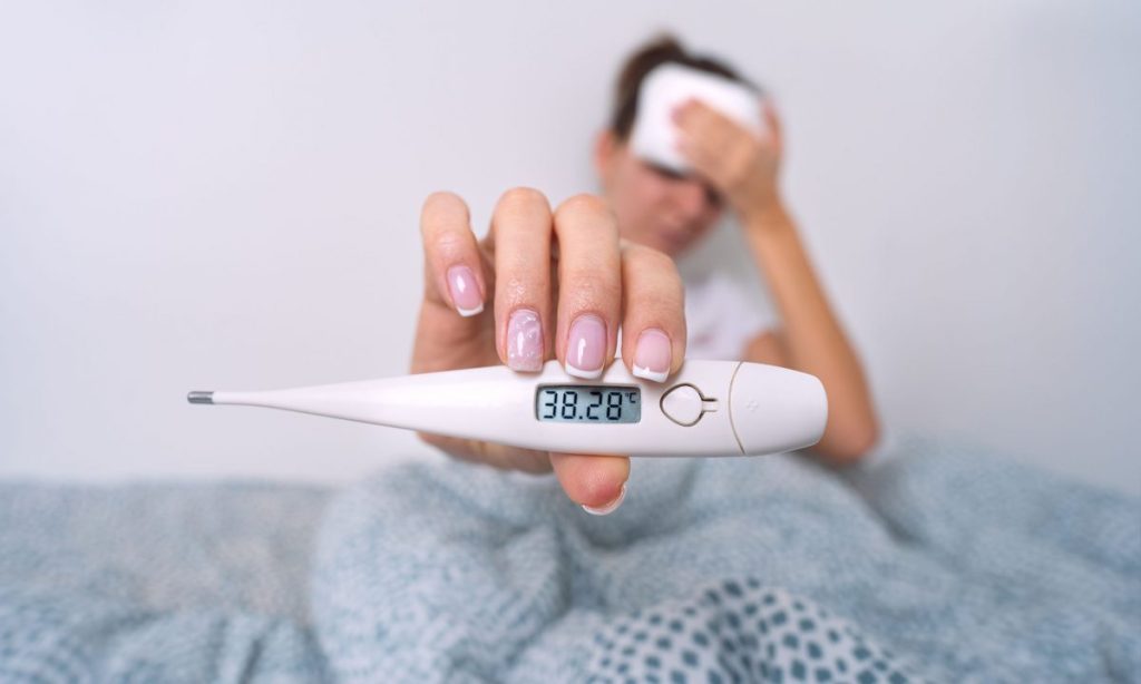 Πέντε ασφαλείς τρόποι για να ρίξετε τον πυρετό