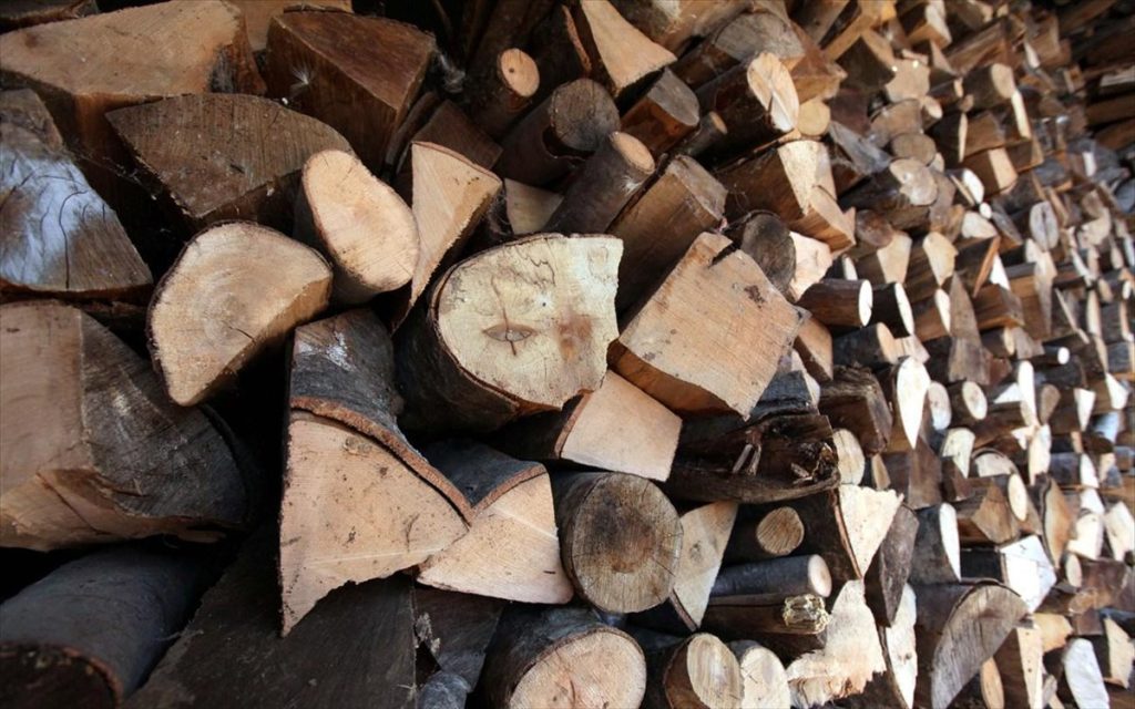 «Είδος προς… εξαφάνιση» τα καυσόξυλα: «Δεν υπάρχουν στο εμπόριο – Ο κόσμος θα μπει στα δάση να κόψει» (βίντεο)