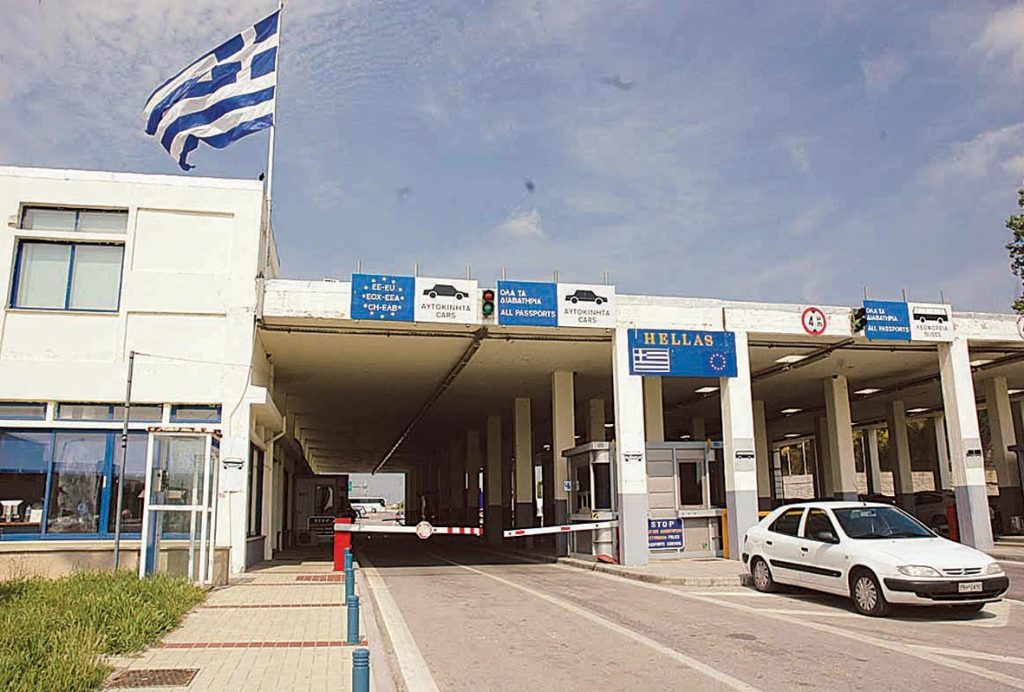 Όπλα και σφαίρες είχαν κρύψει αλλοδαποί στο ταμπλό & την κονσόλα του αυτοκινήτου τους