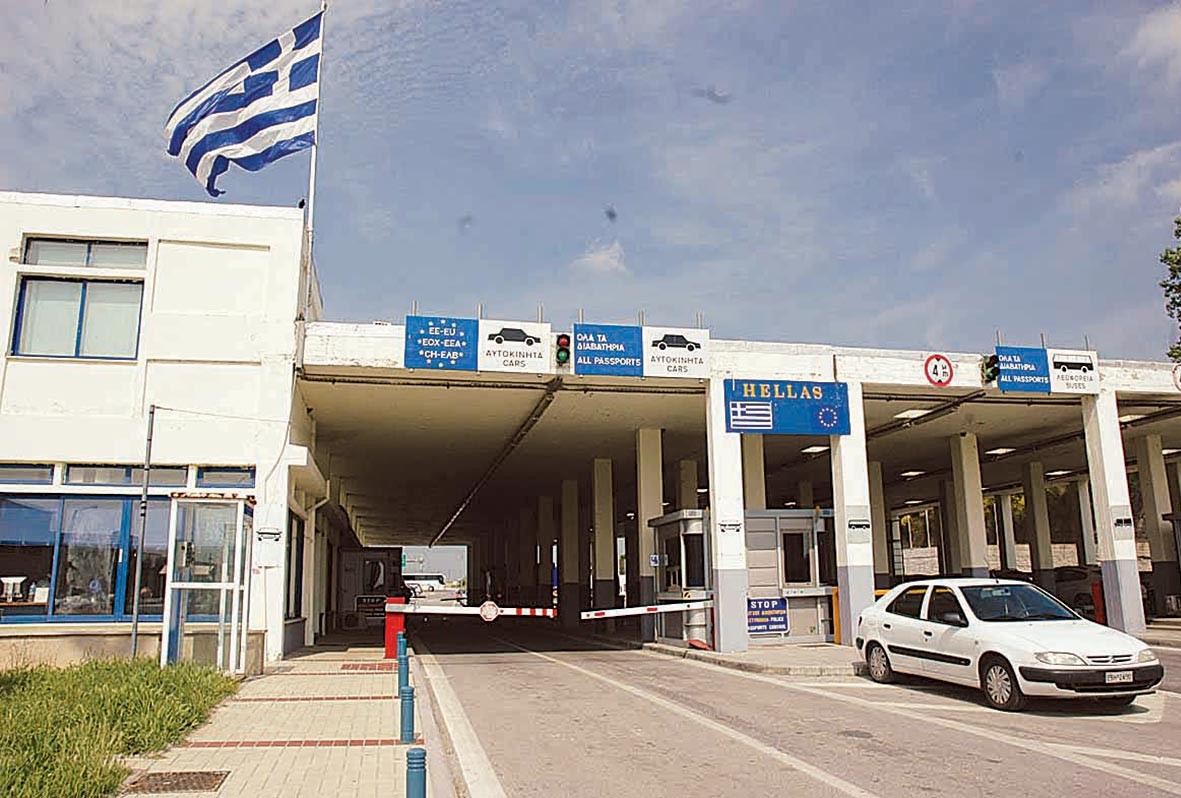 Όπλα και σφαίρες είχαν κρύψει αλλοδαποί στο ταμπλό & την κονσόλα του αυτοκινήτου τους