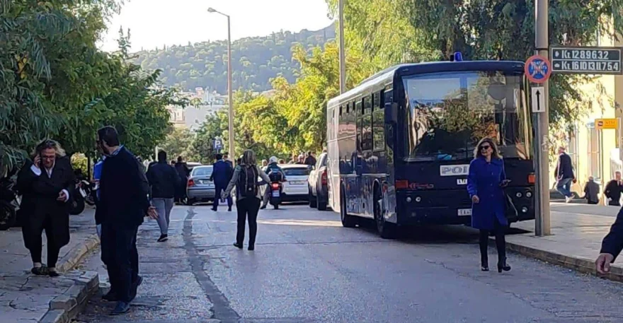 Κολωνός: Στον ανακριτή οι τρεις βιαστές της 12χρονης – Το μεσημέρι η μητέρα (φωτο)