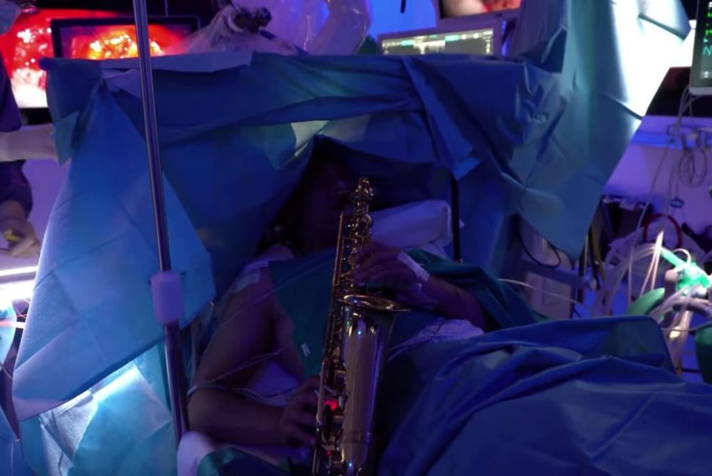 Εντυπωσιακό βίντεο: 35χρονος παίζει σαξόφωνο κατά τη διάρκεια 9ωρης εγχείρησης αφαίρεσης όγκου από τον εγκέφαλο