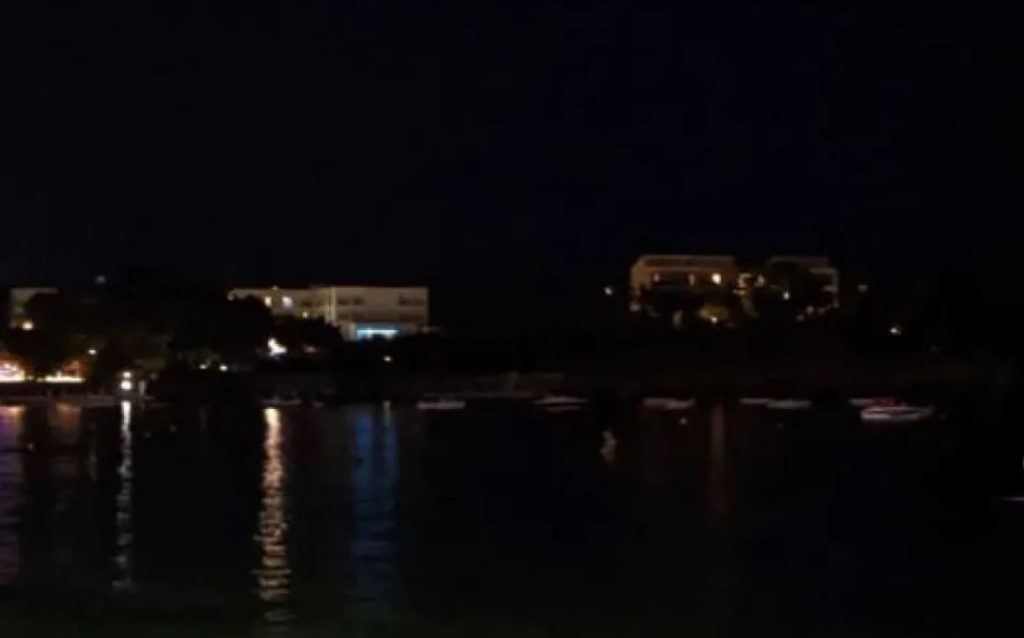 Αγία Πελαγία: Σβηστά τα φώτα στους δρόμους μετά την κακοκαιρία – Περπατούν με φακούς στον δρόμο (φωτό)