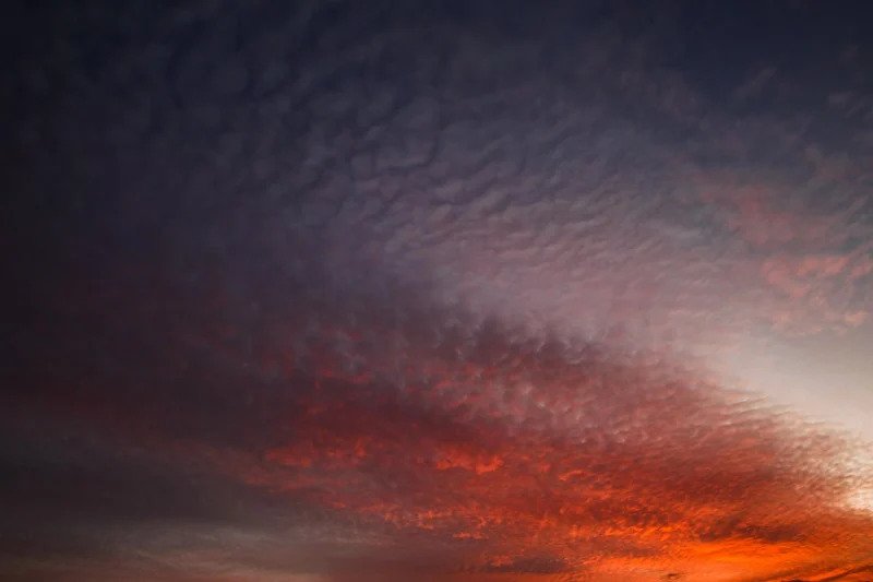 Όταν ο ουρανός… έχει κέφια: Μαγευτικές εικόνες του φθινοπωρινού δειλινού στα Τρίκαλα (φωτό)