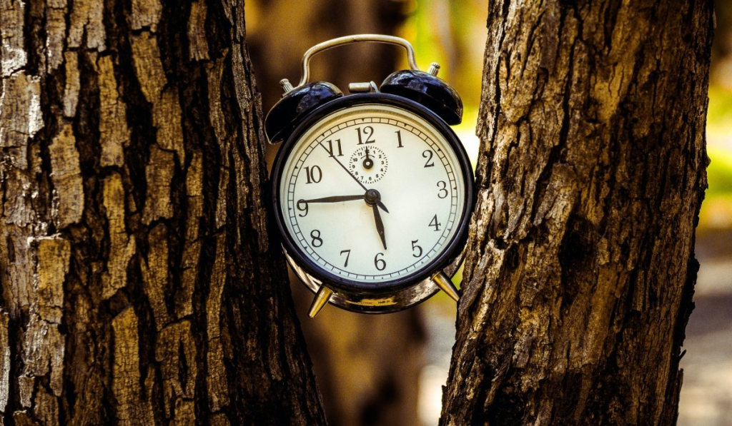 Πλησιάζει η μέρα που θα αλλάξουμε ώρα στα ρολόγια μας – Τι λένε οι ειδικοί για την κατάργηση
