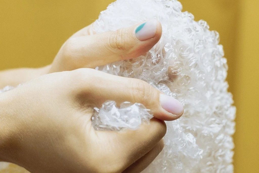 Θέρμανση με μια απλή κίνηση: Το κόλπο για θερμομόνωση στα τζάμια με κόστος 0,50 ευρώ