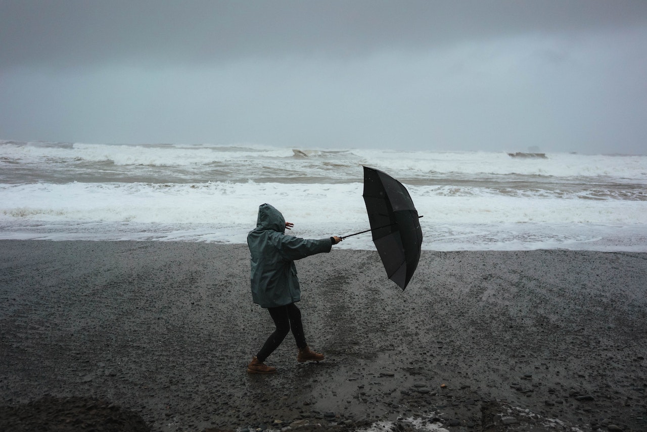 Καιρός: Με ισχυρούς ανέμους και τοπικές βροχές η σημερινή ημέρα – Η πρόγνωση της ΕΜΥ