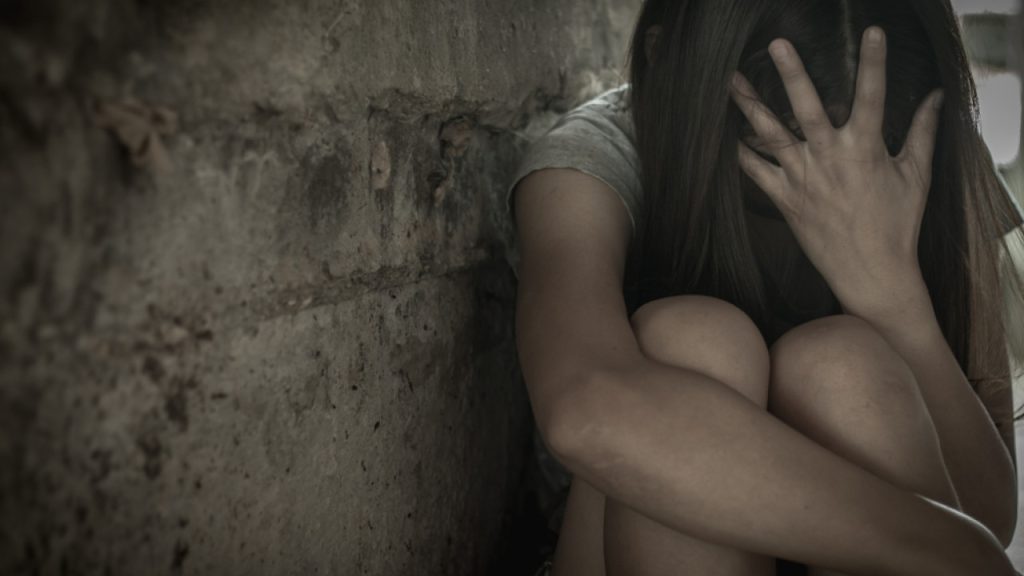 Υπόθεση βιασμού 12χρονης: Tρία μηνύματα «καίνε» τη μητέρα – Εκβίαζε τον Μίχο και τη σύζυγο του