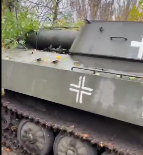 Όχι, δεν είναι η Βέρμαχτ: Είναι Ουκρανοί νεοναζί που βάφουν τα άρματά τους σαν της Βέρμαχτ!