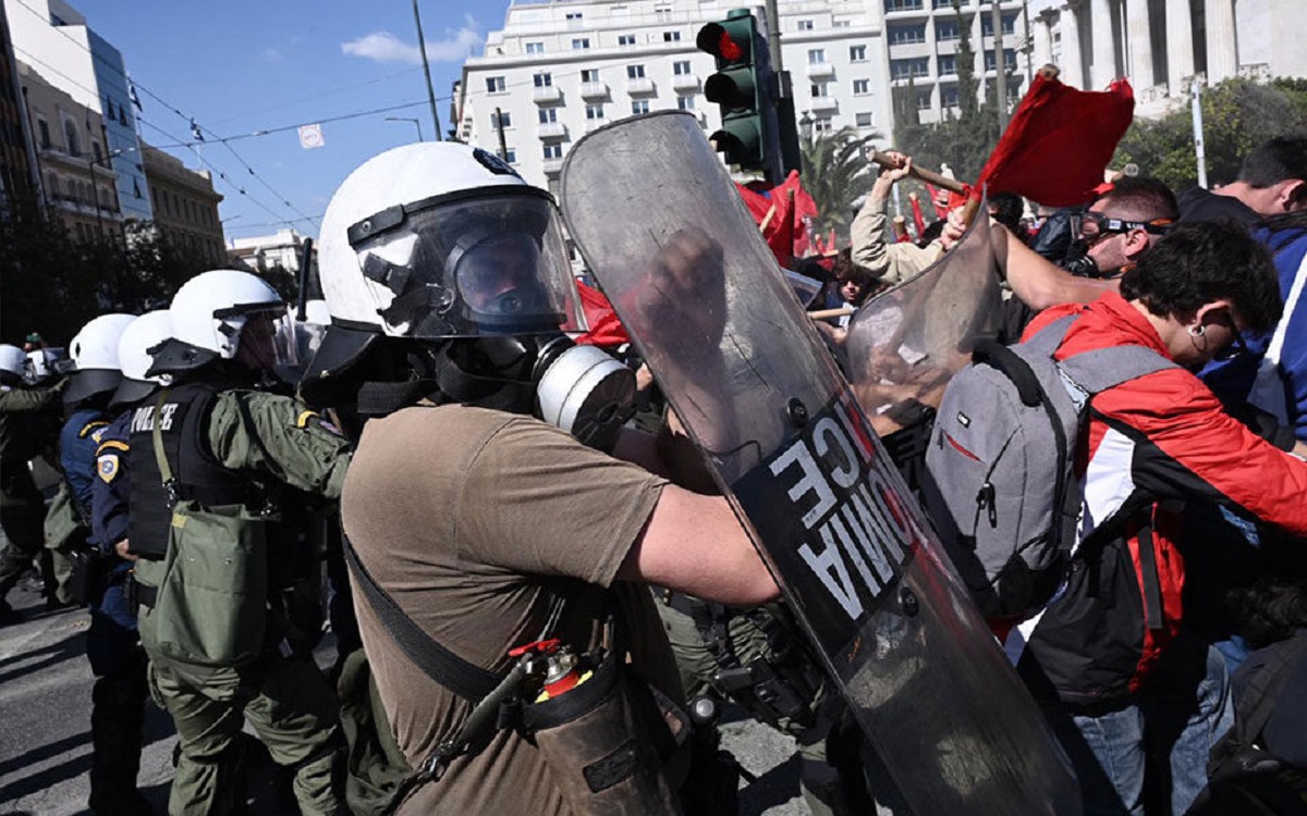 Επεισόδια στα Προπύλαια: Η στιγμή που τα ΜΑΤ χτυπούν φοιτήτρια με ασπίδα στο κεφάλι (βίντεο)