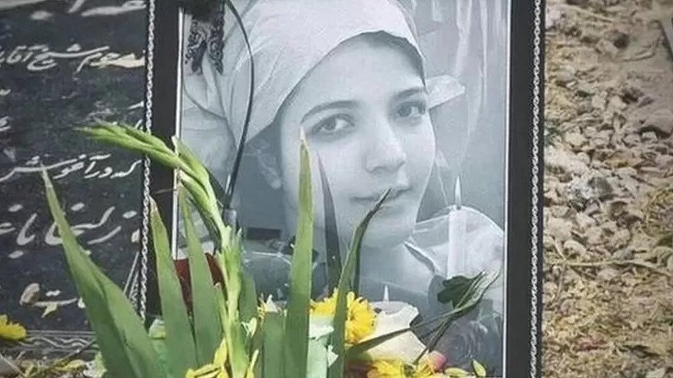 Ιράν: 15χρονη μαθήτρια ξυλοκοπήθηκε μέχρι θανάτου μέσα στο σχολείο της από την αστυνομία