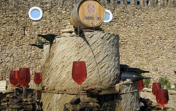 Το συντριβάνι… που ρέει κρασί αντί για νερό! (φωτο)