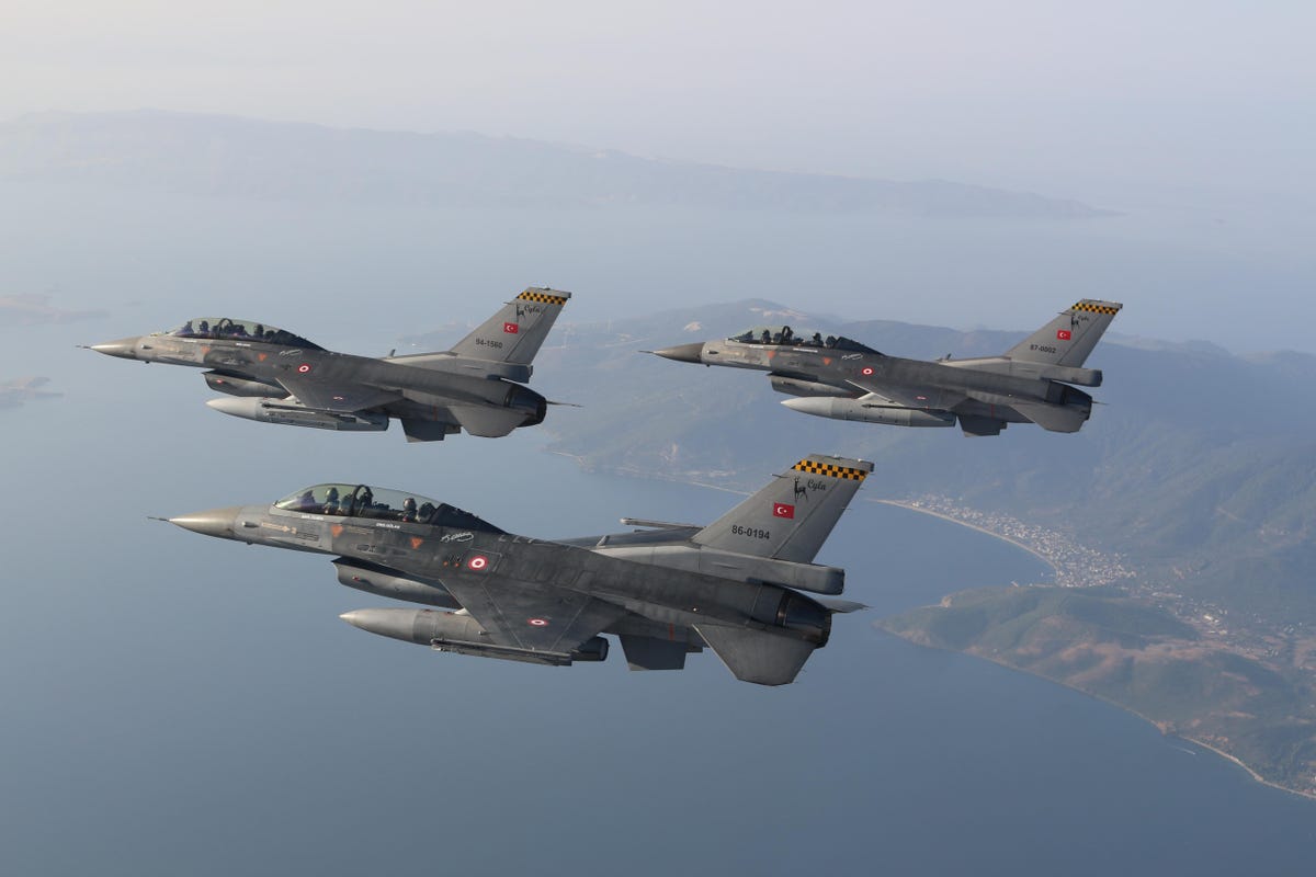 Συνεχίζει τις προκλήσεις η Τουρκία: Υπερπτήση μαχητικών αεροσκαφών F-16 πάνω από την Κίναρο