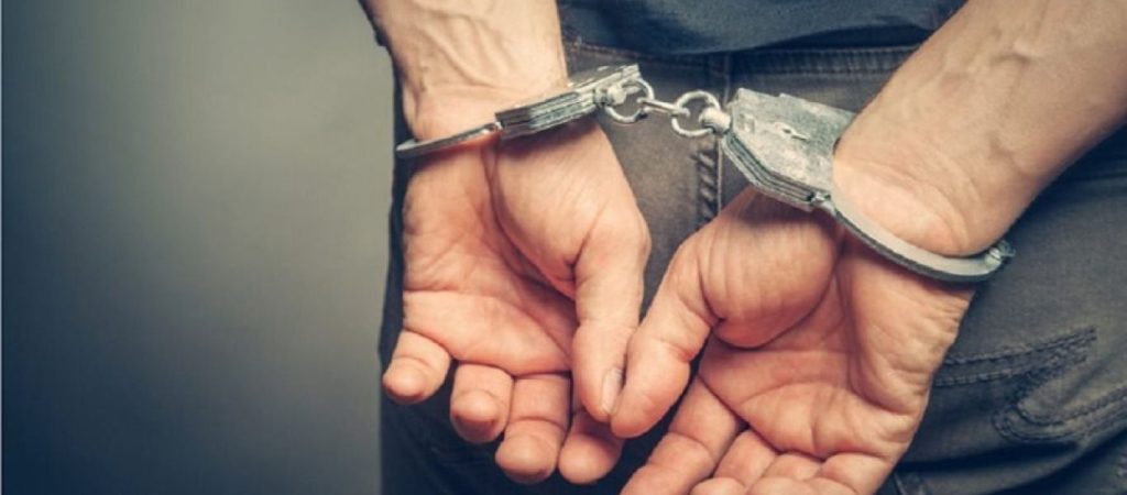 Ηράκλειο: Άνδρας έσπασε τις χειροπέδες μέσα στο περιπολικό & προσπάθησε να δραπετεύσει