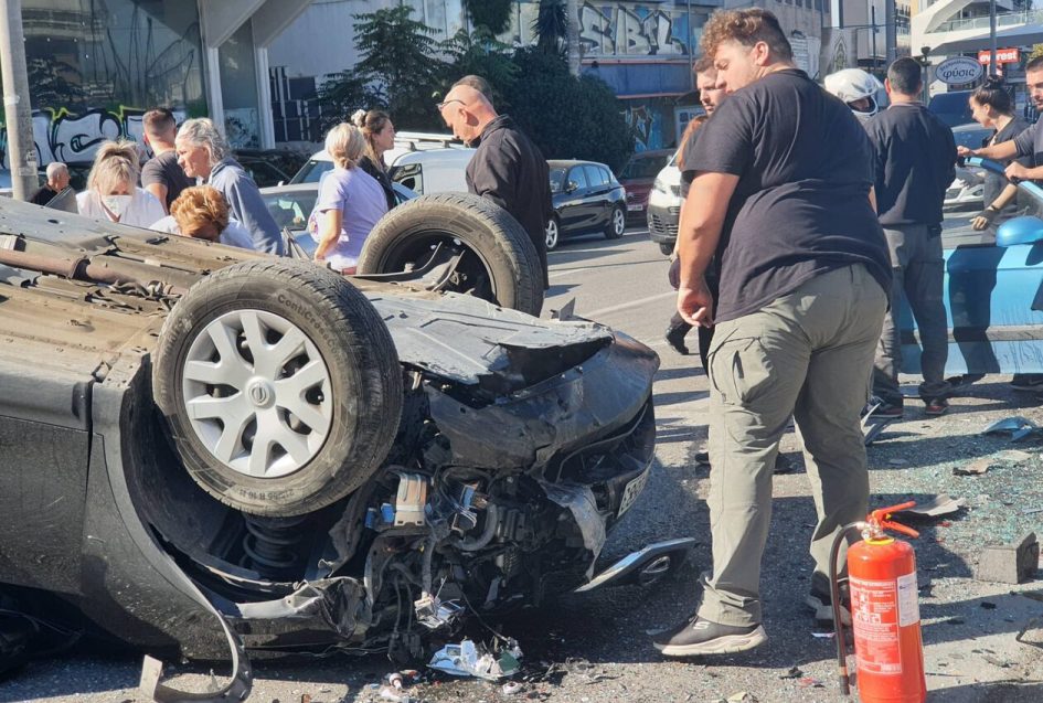 Τροχαίο στο ύψος της Αγίας Παρασκευής: Ανετράπη αυτοκίνητο έπειτα από σύγκρουση