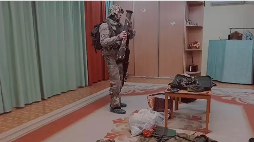 Παιδιά σε ρωσικό νηπιαγωγείο βλέπουν επίδειξη για το πως είναι ένα ΑΚ και ένας εκτοξευτής ρουκετών (βίντεο)