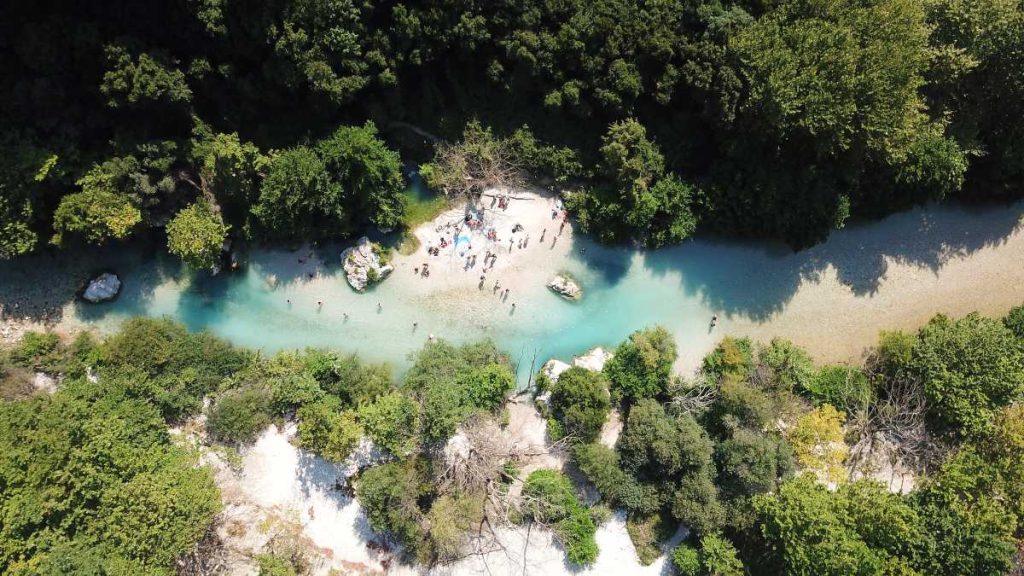 Το ιστορικό χωριό στις όχθες του Αχέροντα μέσα στο πράσινο και στα τρεχούμενα νερά