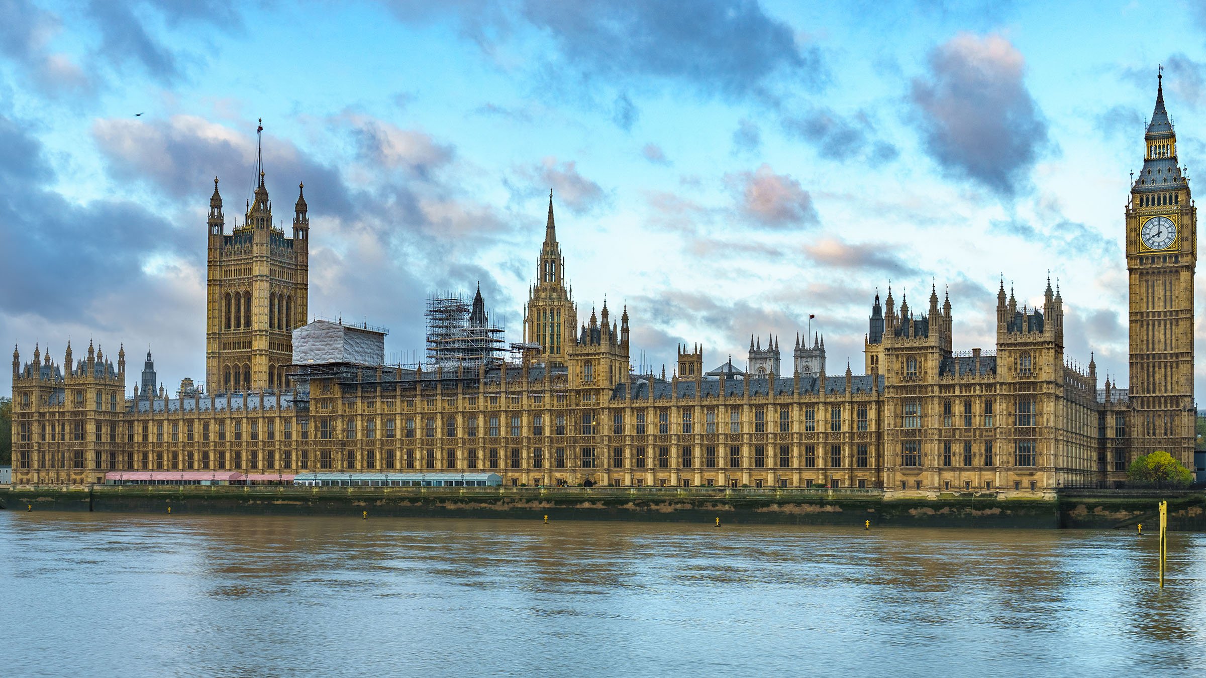 Βρετανία: Aστυνομικοί συνέλαβαν έξω από το Παλάτι του Γουέστμινστερ άντρα που κουβαλούσε μαχαίρι