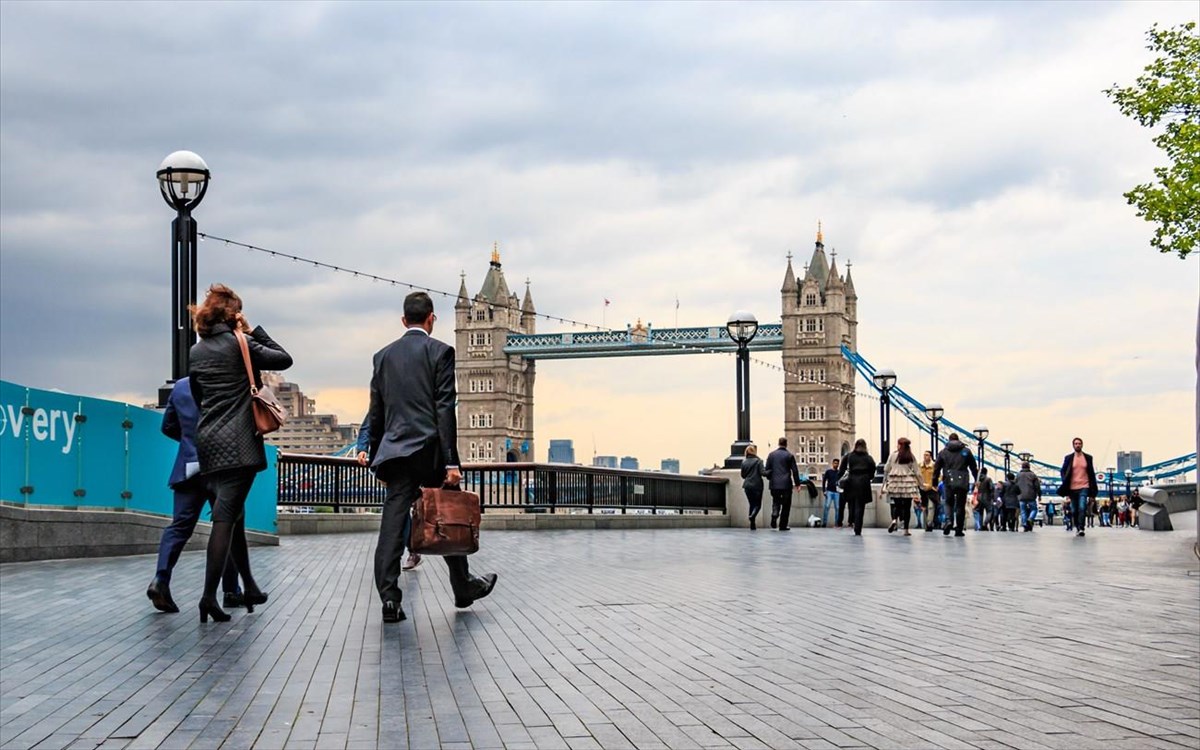 «Αγκομαχούν» και οι Βρετανοί: Το 60% δυσκολεύεται να πληρώσει λογαριασμούς