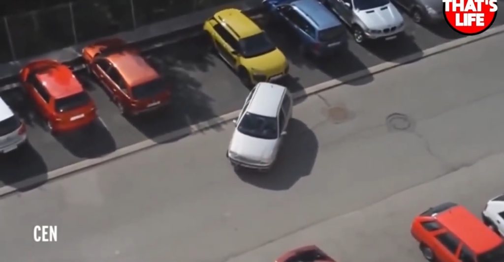 Απολαυστικό βίντεο: Όταν το παρκάρισμα μοιάζει… «βουνό»!