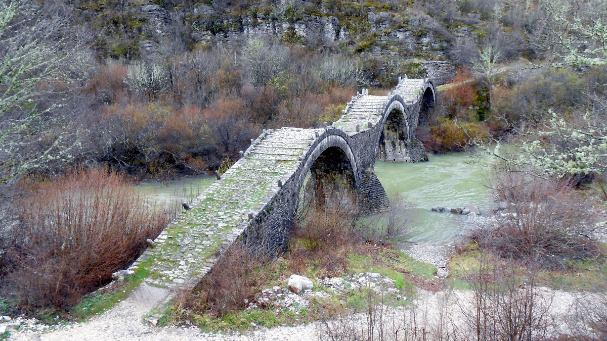 Τραυματισμός τουρίστριας στους Κήπους Ζαγορίου – Έπεσε από ύψος 5μ.