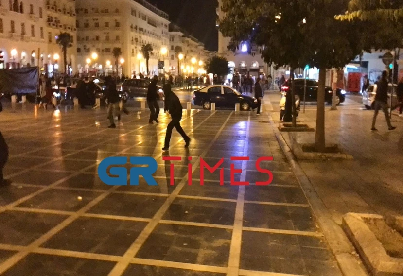 Επεισόδια στη Θεσσαλονίκη: Άγνωστοι επιτέθηκαν σε δυνάμεις των ΜΑΤ (φώτο-βίντεο)