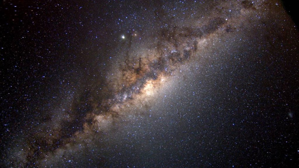 Εντυπωσιακό: Φωτογράφος στην έρημο απαθανάτισε «μαγευτική» φωτογραφία του γαλαξία (φώτο)