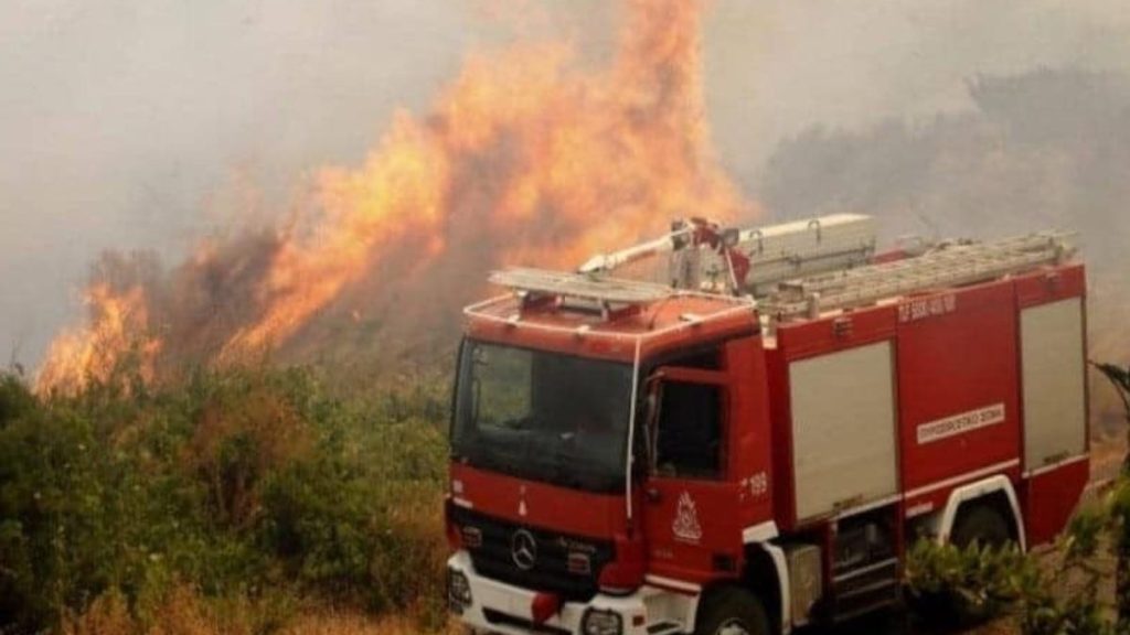 Κατασβέστηκε η πυρκαγιά στην Ύδρα – Παραμένουν στην περιοχή ισχυρές πυροσβεστικές δυνάμεις