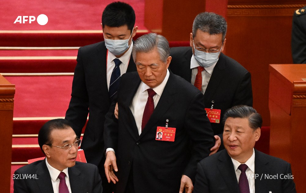 Με το ζόρι πέταξαν έξω τον πρώην Κινέζο πρόεδρο Χου Ζιντάο από την Μεγάλη Αίθουσα του Λαού