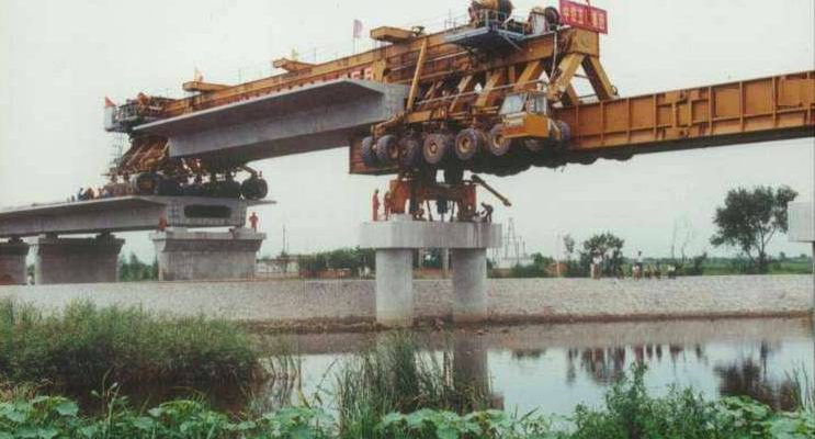 Υπερμηχάνημα κατασκευάζει γέφυρα με εντυπωσιακό τρόπο! (βίντεο)