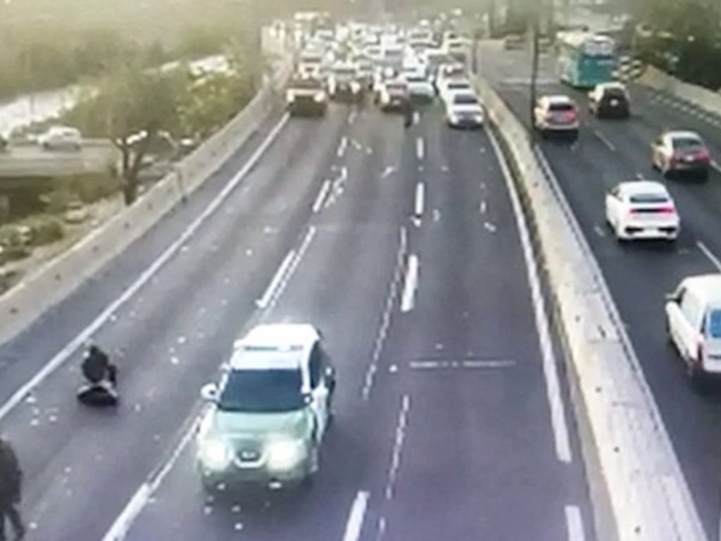 Xιλή: «Έβρεξε» χρήματα σε αυτοκινητόδρομο – Ληστές σκόρπισαν τη λεία τους για να ξεφύγουν από καταδίωξη