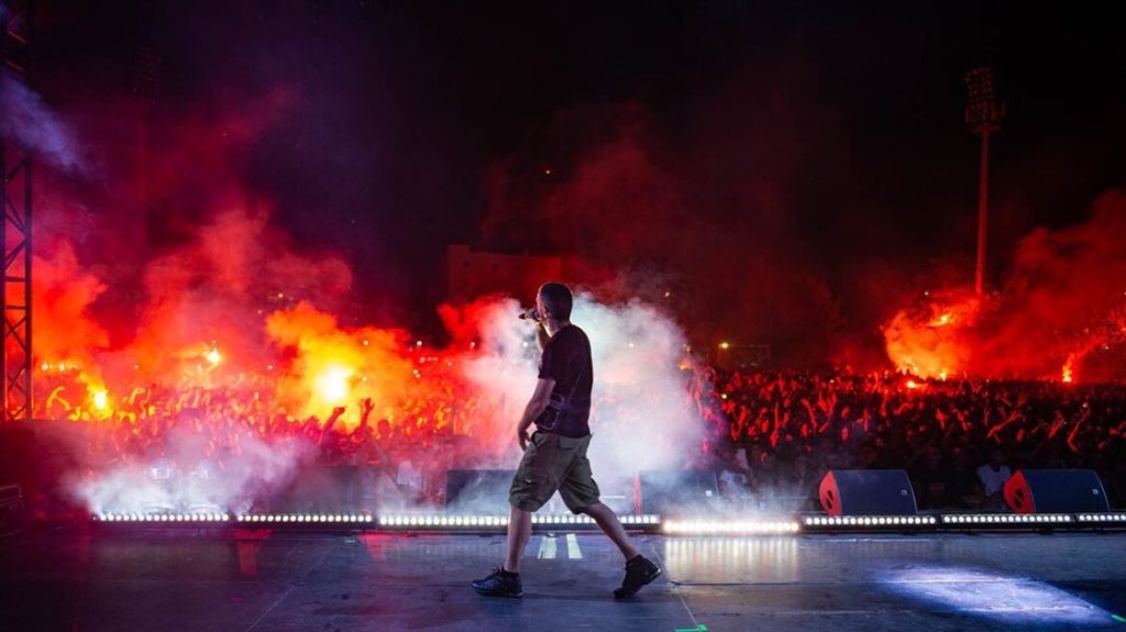 «Καζάνι» που «βράζει» όλη η Μακεδονία κατά Κ.Μητσοτάκη – Εν χορώ αποδοκιμασίες από 30.000 θεατές στη συναυλία του Λεξ