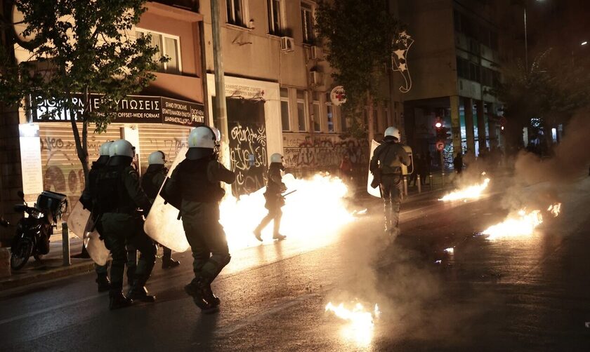 Στο νοσοκομείο δύο αστυνομικοί μετά τα επεισόδια στο ΑΤ Ομόνοιας – Συνελήφθη ένας ανήλικος