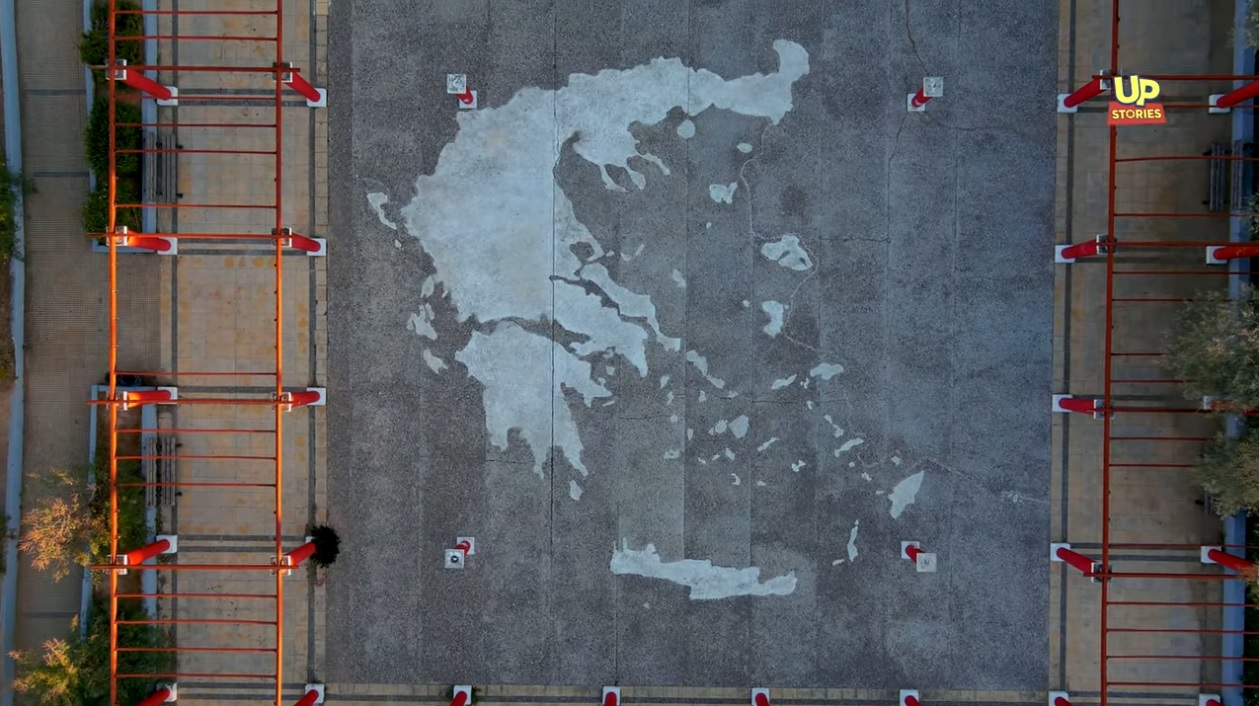 Βίντεο: Η πλατεία που μας «ταξιδεύει» από τη μία άκρη της Ελλάδας μέχρι την άλλη!