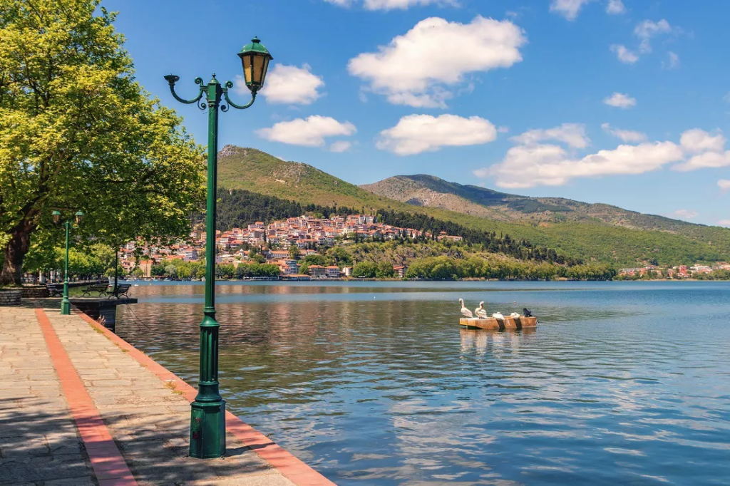 Λίμνη Ορεστιάδα: Η «υδάτινη αγκαλιά» της Καστοριάς που πρέπει να επισκεφθείτε φέτος το φθινόπωρο (φώτο)