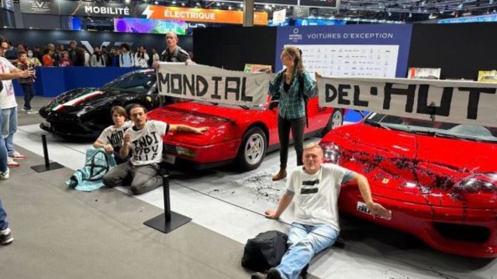 Ακτιβιστές στη Γαλλία καταγγέλλουν τις «πράσινες» Ferrari για… οικολογικό ξέπλυμα (βίντεο)