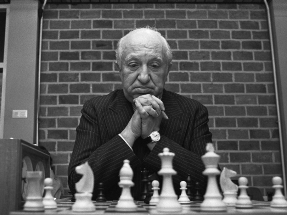 Ο σκακιστής που νίκησε 36 αντιπάλους με κλειστά μάτια