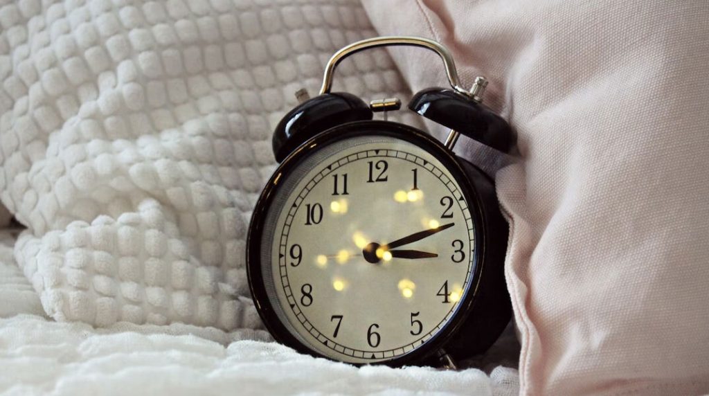 Μία ώρα πίσω θα γυρίσουν οι δείκτες του ρολογιού – Δεν καταργείται φέτος η αλλαγή της ώρας