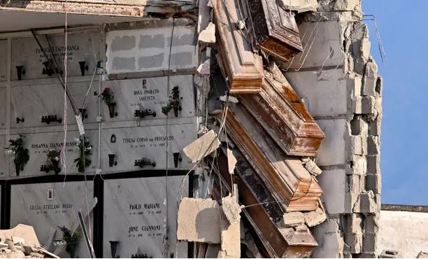 Ιταλία: Κατέρρευσε νεκροταφείο & τα φέρετρα κρέμονται στον αέρα! (βίντεο)