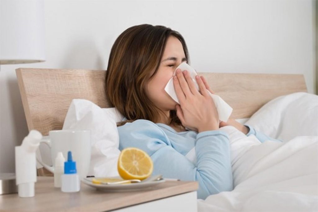 Εποχική γρίπη: Τα συμπτώματα και οι επιπλοκές – Ποιος ο τρόπος μετάδοσης