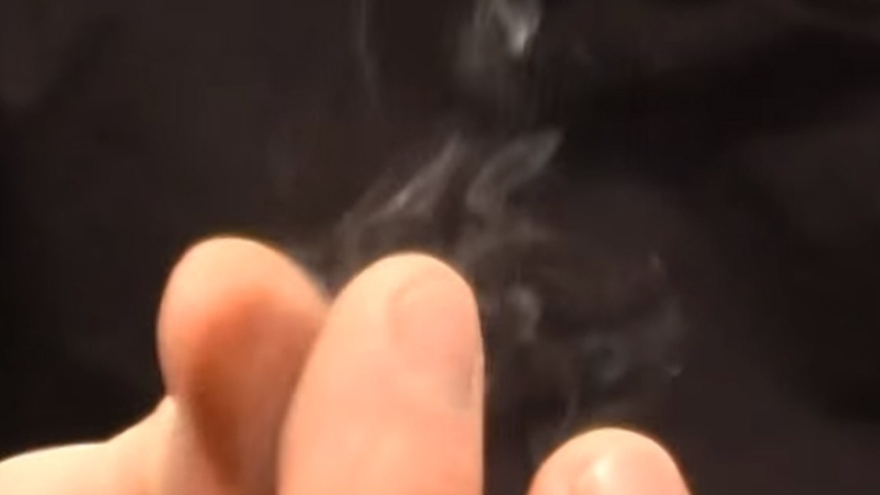 Εντυπωσιακό: To τρικ για να βγάλετε καπνό από τα δάχτυλά σαs! (βίντεο)