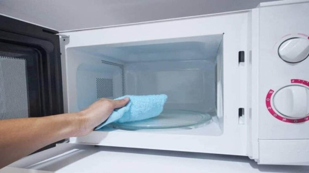 Θα σας «λύσει» τα χέρια: Ο εύκολος τρόπος για να καθαρίζετε τον φούρνο μικροκυμάτων – Τι θα χρειαστείτε